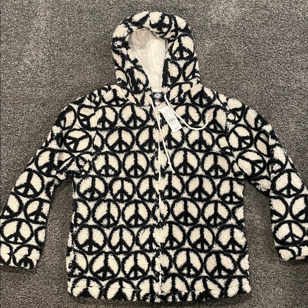 NWT Pacsun black & white fluffy soft zip up hoodie, size M